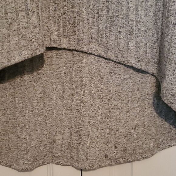 A. Byer Women's Cinch Sleeve Ribbed Hi Lo Top Size Large - Picture 2 of 5